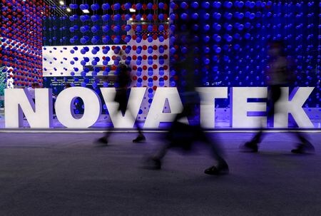 ロシア天然ガス大手ノバテクのレオニード・ミケルソン最高経営責任者（ＣＥＯ）は２１日、同社が主導する北極圏の液化天然ガス（ＬＮＧ）プロジェクト「アークティックＬＮＧ２」について、生産開始にあたり課題があるため、スケジュールの変更が必要な可能性があるとの考えを示した。サンクトペテルブルクで昨年６月撮影。（２０２２年　ロイター/Evgenia Novozhenina/File Photo）
