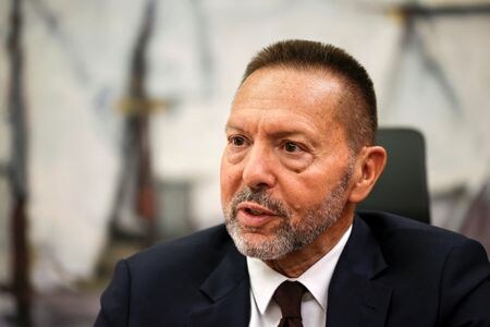 欧州中央銀行（ＥＣＢ）理事会メンバーのストゥルナラス・ギリシャ中銀総裁は、ユーロ圏のインフレ率は経済が軟調になっていることで、欧州中央銀行（ＥＣＢ）が目標とする２％を下回る可能性があるとの見方を示した。２０２３年１０月撮影（２０２４年　ロイター/Louisa Gouliamaki）