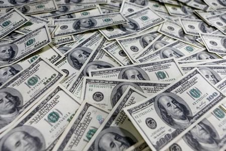 ニューヨーク外為市場では米大統領選への警戒感から、ドルが上昇し、主要通貨バスケットに対し１カ月ぶり高値を更新した。ソウルで２０１３年１月撮影（２０２０年　ロイター/Lee Jae Won）