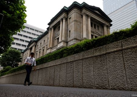　１２月２０日、日銀の政策修正に金融市場も戸惑いをみせている。東京都内で６月１７日撮影（２０２２年　ロイター/Kim Kyung-Hoon）