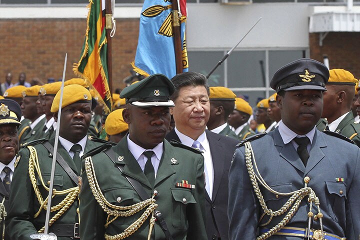 ジンバブエ訪問で軍の歓迎を受ける中国の習近平国家主席（15年） Phillimon Bulawayo-REUTERS