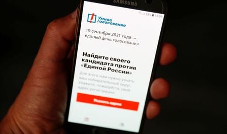 米アルファベット傘下のグーグルと米アップルは、ロシアの反体制派ナワリヌイ氏陣営のアプリを削除した。陣営が１７日に明らかにした。写真はスマートフォンに表示された同氏のアプリ。モスクワで１６日撮影（２０２１年　ロイター／Shamil Zhumatov）