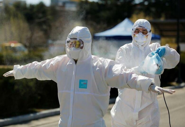 韓国疾病予防管理局（KCDC）は15日、国内の新型コロナウイルスの新たな感染者は76人になったと発表した。前日の107人から減少し、過去3週間余りで初めて2桁となった。写真は消毒を受ける救急隊員。14日、大邱で撮影。（2020年　ロイター／/Kim Kyung-Hoon）