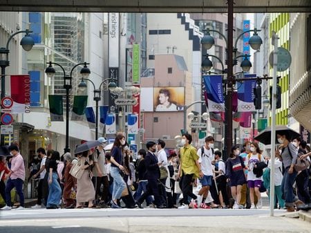 　５月２１日、政府は新型コロナウイルスの感染が広がる沖縄県に、緊急事態宣言を拡大することを正式に決定した。東京都で１４日撮影（２０２１年　ロイター/Naoki Ogura）
