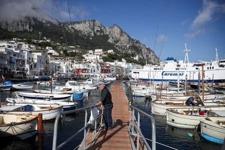 　イタリアのドラギ首相は４日、新型コロナウイルスワクチン接種を証明する「グリーンパス（ワクチンパスポート）」を５月中旬から独自に発行すると表明し、外国人観光客に夏にイタリアに旅行するよう呼び掛けた。カプリ島で４月撮影（２０２１年　ロイター／Yara Nardi）
