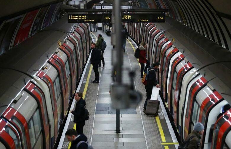 英ロンドンの通勤風景の混雑状況は多くの人々にとって悩みの種となっているが、新型コロナウイルスに伴うロックダウンの解除後には通勤手段がより大きな課題になる見通しだ。写真はロンドンの地下鉄で３月撮影（２０２０年　ロイター／Hannah McKay）