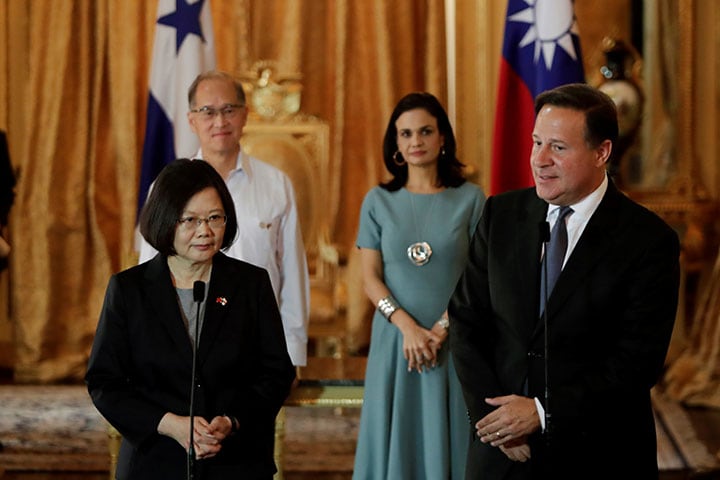 1年前、協力関係を確認したばかりだった台湾の蔡英文総統（左）とパナマのバレラ大統領（右）　Carlos Jasso-REUTERS