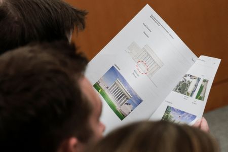 写真は米首都計画委員会でホワイトハウス宴会場の建設計画を確認する出席者。4月2日、米ワシントンで撮影。REUTERS/Jonathan Ernst