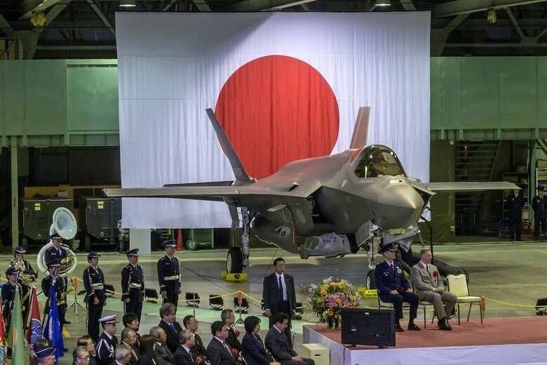 米国防総省（写真）は、ステルス戦闘機「F35」のエンジンに使われている磁石に中国製の未承認材料が含まれていたことを受け、新たなF35戦闘機の受け入れを停止した。写真は2018年12月24日、三沢基地で行われたF-35A配備記念式典　U.S. Air Force/Tech. Sgt. Benjamin W. Stratton/Handout via REUTERS