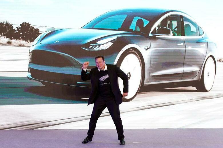 米電気自動車テスラのイーロン・マスク最高経営責任者（CEO）が、アマゾン・ドット・コム率いるジェフ・べゾス氏を抜き、世界一の富豪になったと、ブルームバーグが7日報じた。上海で昨年1月撮影（2021年　ロイター/ALY SONG）