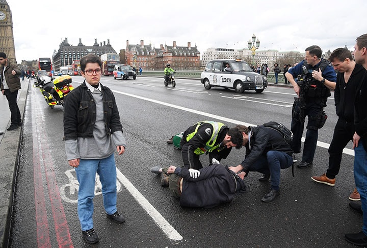 ウェストミンスター橋で暴走車にはねられた人　Toby Melville-REUTERS