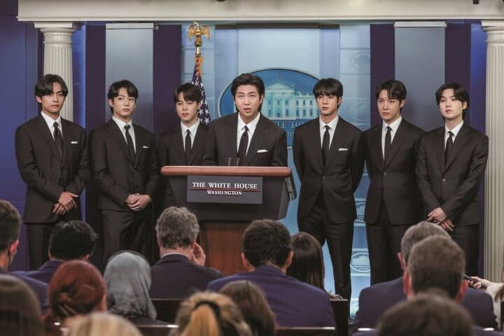 米ホワイトハウスでアジア系住民に対するヘイト犯罪に反対を訴えたBTSのメンバー(5月31日)　KEVIN DIETSCH/GETTY IMAGES