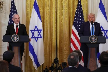 　２月４日、トランプ米大統領はパレスチナ自治区ガザについて、パレスチナ人が別の土地に再定住した後に米国が掌握し、経済発展させるという計画を提案した。写真は同日、ホワイトハウスでイスラエルのネタニヤフ首相と共同記者会見するトランプ氏（２０２５年　ロイター/Leah Millis）