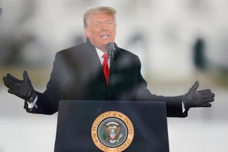 　米連邦地裁は３月２８日、昨年１月６日の連邦議会占拠事件に関連する判決で、トランプ前米大統領（写真）が大統領選の結果を覆すため議会妨害を試み、犯罪を犯した可能性が高いとの見解を示した。昨年１月、ワシントンで撮影（２０２２年　ロイター/Jim Bourg）