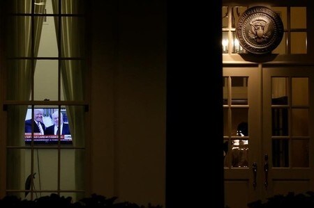 　５月１９日、米ワシントン・ポスト紙は、ロシアの米大統領選関与疑惑を巡る捜査で、当局がホワイトハウス高官でトランプ氏に近い人物に関心を示していると報じた。写真はホワイトハウス西棟の入り口。１５日撮影。（２０１７年　ロイター／Jonathan Ernst）