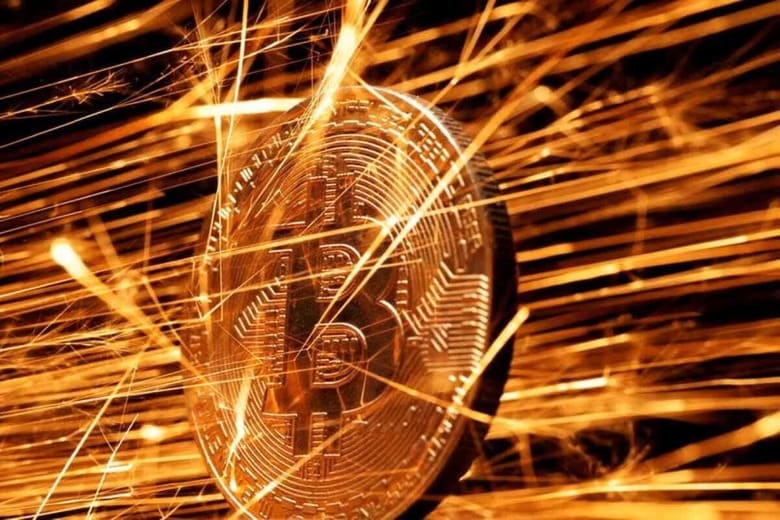 ８月１４日、暗号資産（仮想通貨）のビットコインが過去最高値を更新した。２０２４年１１月撮影（２０２５年　ロイター/Dado Ruvic）