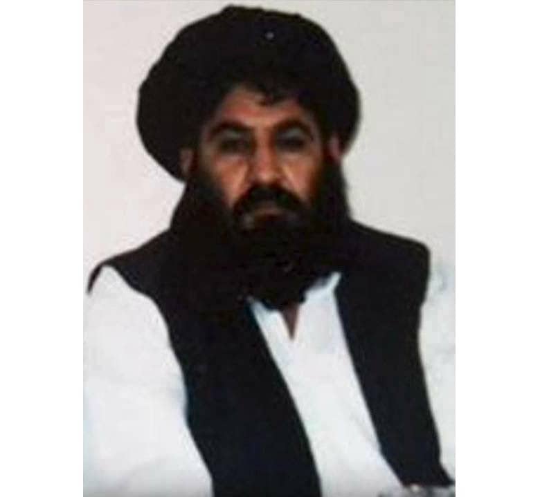 ５月２１日、米軍は、アフガニスタンの反政府勢力タリバンを率いるマンスール師（写真）を標的に、無人機による空爆をアフガンとパキスタンの国境付近で実施した。マンスール師は死亡した可能性が高い、と見られる。写真はタリバン提供。撮影日不明（２０１６年　ロイター）