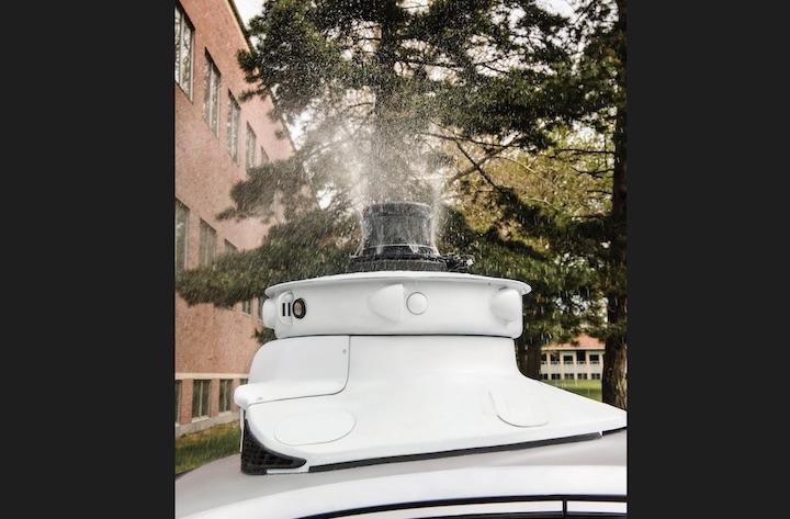 センサーに水を吹き付ける　Ford Motor