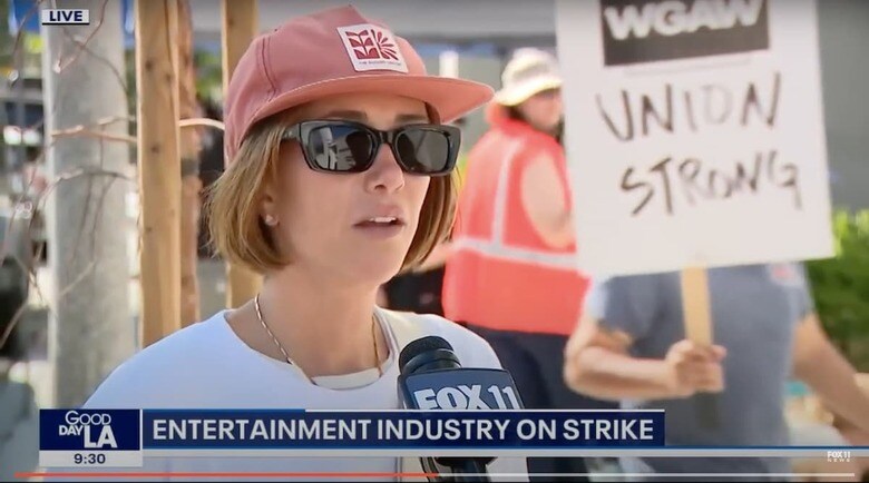 映画製作会社は100年余りにわたってさまざまなモンスターを画面に登場させてきたが、ついに2023年になって私たちとそっくりの外見を持つ「メタヒューマン」と呼ばれる怪物が現れた。写真はストライキに参加した女優のクリスティン・ウィグ。　FOX 11 Los Angeles / YouTube