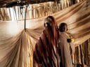 コスティの避難民キャンプで生活する女性。かつてRSFの兵士に集団レイプを受け、その後、この子を出産して育てている