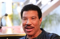 米人気歌手、戴冠記念コンサートで「歌声ひどすぎ」と酷評される　往年のファンはショック隠せず