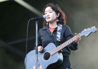 「演歌も好き」英バンド「スーパーオーガニズム」を率いる日本生まれのオロノが魅せる、ならず者の音楽とは？