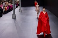 よろけ、転び、道に迷うモデルたち...トラブル続出のファッションショーに何があった？