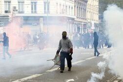 仏学生ら、政府譲歩後もデモ活動継続へ　経済への打撃拡大