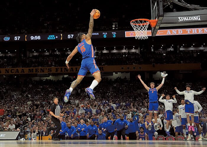 「バスケットボール」部門 『速攻でリードを奪う』 »by Bob Donnan 全米大学バスケ選手権(NCAA)トーナメント準決勝でフロリダ大学のアリジャ・マーティンが試合を決めるダンクをたたき込んだ(25年4月)
