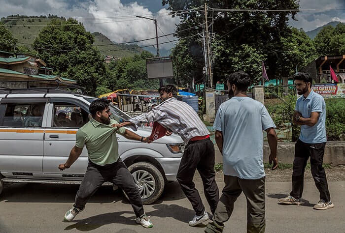 タクシー運転手同士のけんか。多数の旅行者が犠牲になった今年4月のテロでカシミールの観光業は深刻な打撃を受けた