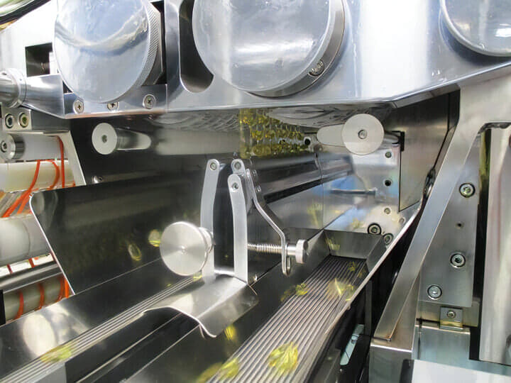 ソフトカプセルの製造風景