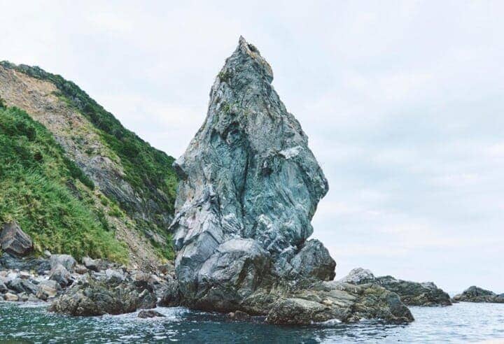 上立神岩（かみたてがみいわ）