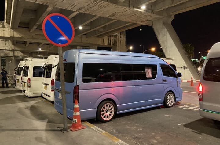 旅行者をPCR検査会場まで送迎するワゴン車