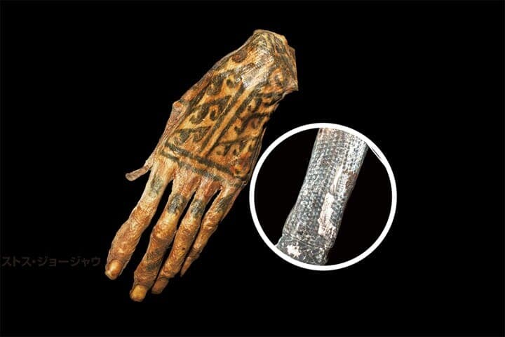 LSFで判明したミイラ（右）の手のタトゥー（左）