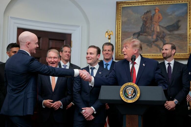 トランプ米大統領と仮想通貨業界の経営陣ら。8月19日、ワシントンで撮影。REUTERS/Kylie Cooper