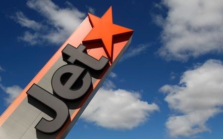 豪カンタス航空傘下の格安航空会社（ＬＣＣ）、ジェットスターのギャレス・エバンズ最高経営責任者（ＣＥＯ）は１０日、国内線の運航能力は今月、新型コロナウイルス流行前の９割まで戻っていると明らかにした。写真は２０１０年３月１９日、メルボルン近くのアバロン空港で撮影した同社のロゴ。（２０２１年　ロイター／Mick Tsikas）