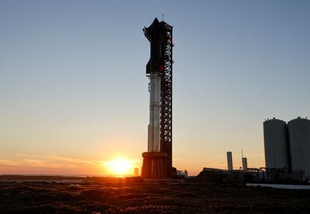 宇宙開発企業スペースＸは大型宇宙船「スターシップ」（写真）の２回目の打ち上げ試験を１日延期し、１８日に行う。イーロン・マスクＣＥＯがＸ（旧ツイッター）で明らかにした。テキサス州ブラウンズビル近郊で１５日撮影（２０２３年　ロイター／Joe Skipper）