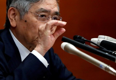 　１０月３１日、黒田東彦日銀総裁は金融政策決定会合後の記者会見で、米中貿易摩擦について、米中２国間のみならず、世界経済に与える影響について懸念を示した。３１日に発表した経済・物価情勢の展望（展望リポート）では、経済の見通しについて「海外経済を中心に下振れリスクの方が大きい」としている。都内で撮影（ロイター/Issei Kato）