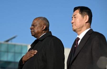 韓国の申源シク国防相とオースティン米国防長官は１３日にソウルで会談し、北朝鮮の核やミサイルの脅威を抑止するための米韓国防相間の戦略文書「オーダーメード型抑止戦略（ＴＤＳ）」の改定版に署名した。写真は申源シク国防相とオースティン国防長官。ソウルで１３日撮影。（2023年 ロイター  /JUNG YEON-JE/Pool via REUTERS