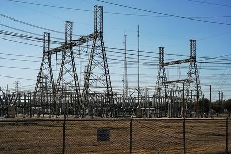 ２月２３日、米テキサス州で電力網を運営する電気信頼性評議会（ＥＲＣＯＴ）の経営陣が辞任した。写真はテキサス州ヒューストンの送電施設で２０日撮影（２０２１年　ロイタ/Go Nakamura）
