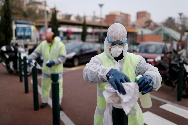 フランス保健当局は23日、新型コロナウイルス感染症による死者が516人増え、計2万1856人になったと発表した。シュレーヌで3月撮影（2020年　ロイター/Christian Hartmann）