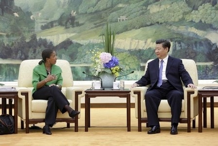 　７月２２日、米国のライス大統領補佐官（国家安全保障担当）は、来週に訪中するとした上で、南シナ海問題で事態を深刻化させないよう中国政府に求める方針を明らかにした。昨年８月、北京で習国家主席（右）と会談するライス補佐官（２０１６年　ロイター／Jason lee）