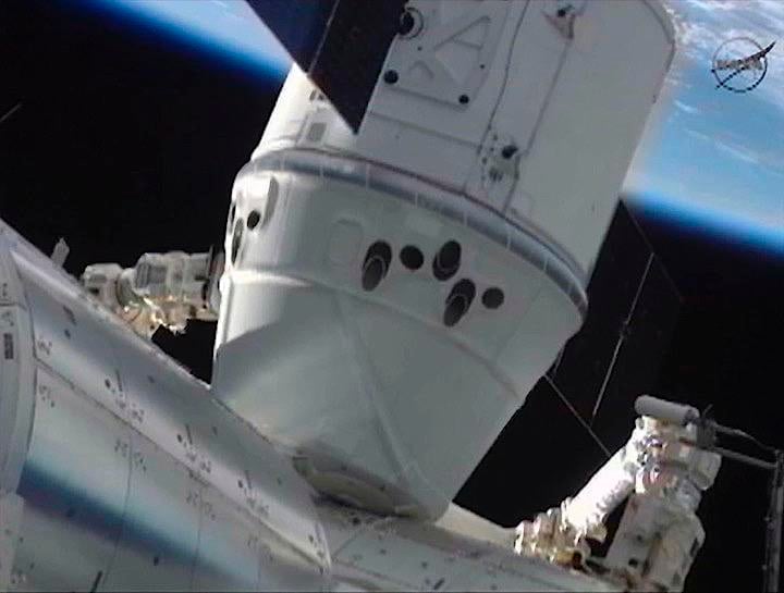 米フロリダ州から打ち上げられた米宇宙ベンチャー「スペースX」開発の宇宙船「クルー・ドラゴン」は31日、国際宇宙ステーション（ISS）へのドッキングに成功した。REUTERS/NASA TV