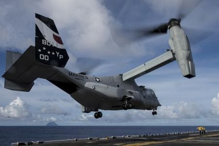 　５月１７日、米海兵隊の新型輸送機ＭＶ２２オスプレイが、ハワイ・オアフ島で訓練中に着陸に失敗し、隊員１２人が病院に搬送された。写真は同型機。資料写真。昨年８月撮影（２０１５年　ロイター/U.S. Navy）
