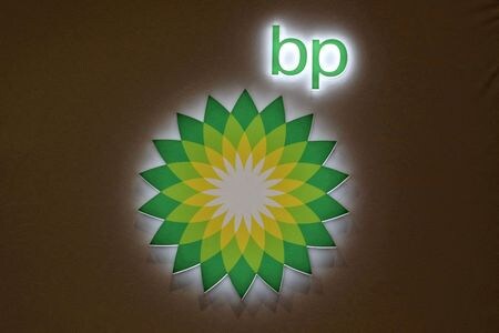 ７月９日、英エネルギー大手ＢＰは石油精製マージンと石油取引の低迷が第２・四半期の利益を圧迫する可能性が高いとの見通しを示した。写真はＢＰのロゴ。バンクーバーで２０２３年７月撮影（２０２４年　ロイター/Chris Helgren）