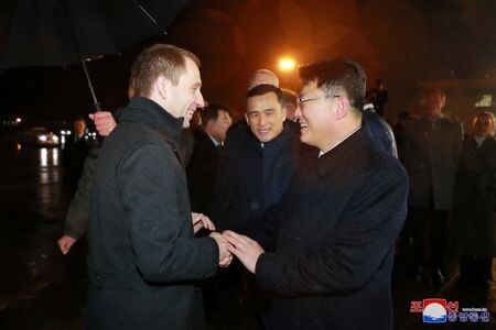 　北朝鮮の金徳訓首相は１１月１６日、訪朝していたロシアのコズロフ天然資源環境相と会談した。北朝鮮国営の朝鮮中央通信（ＫＣＮＡ）が伝えた。１７日に平壌で撮影のＫＣＮＡ提供写真（２０２３年　ロイター）