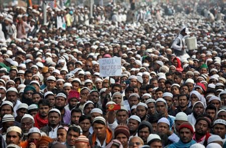 インドでイスラム教徒を除く周辺国からの不法移民に国籍を与える国籍法改正への抗議が全土で広がるなか、モディ首相は２２日与党インド人民党（ＢＪＰ）の集会を首都ニューデリーで開き、国籍法によりイスラム教徒を差別する意図はないと強調した。写真は国籍法改正に抗議する反対集会。１２月２２日撮影（２０１９年　ロイター/Rupak De Chowdhuri）