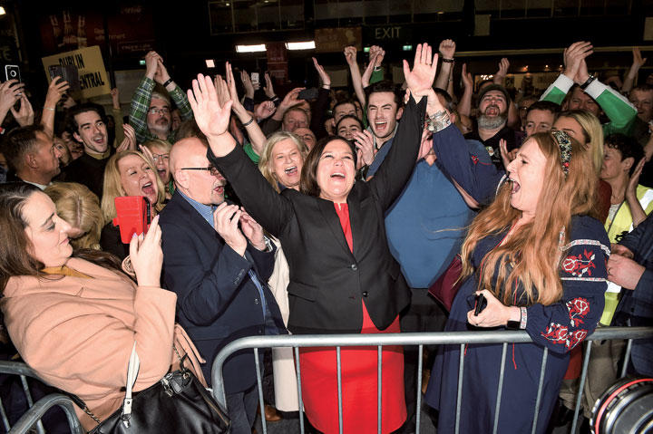 選挙結果を受けて、躍進に沸くマクドナルド（前列中央）と支持者　CHARLES MCQUILLAN/GETTY IMAGES
