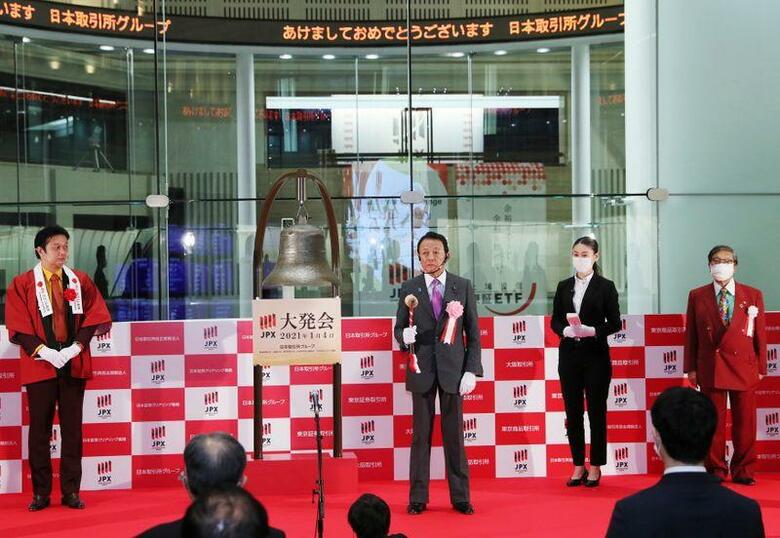 ２０２１年のＩＰＯ（新規株式公開）市場は、ＤＸ（デジタル・トランスフォーメーション）分野の案件などを中心に活況となる見通しだ。写真は４日の東証、大発会の様子。中央は麻生太郎財務相。代表撮影（２０２１年　ロイター/Miho Takahashi）