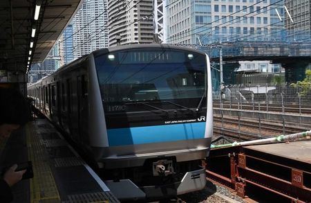 電鉄株が総じて軟調。ＪＲ東日本、西武ホールディングスなどが大幅安となり、小田急電鉄、京王電鉄が年初来安値を更新した。写真は、ＪＲ東日本・東神奈川駅に到着した京浜東北線の車両。２０２０年８月９日に撮影。（２０２１年　ロイター／Kirby Lee-USA TODAY Sports）